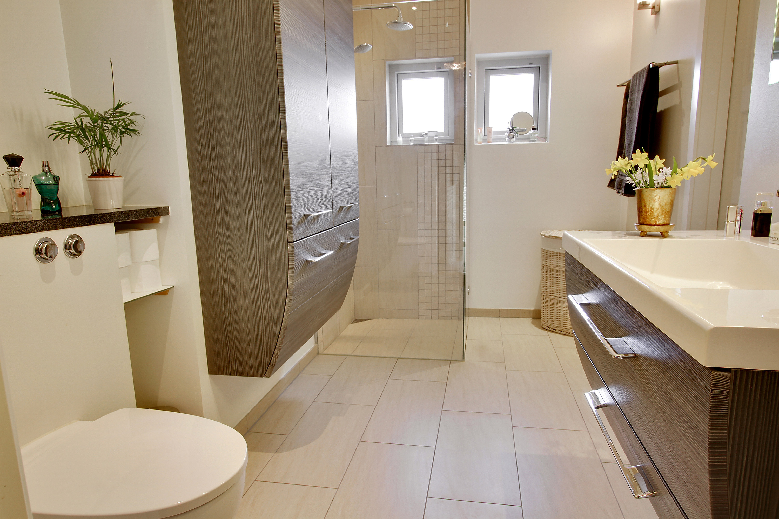 Nyt flot badeværelse med Ifö toilet og travertin fliser i Havdrup nær